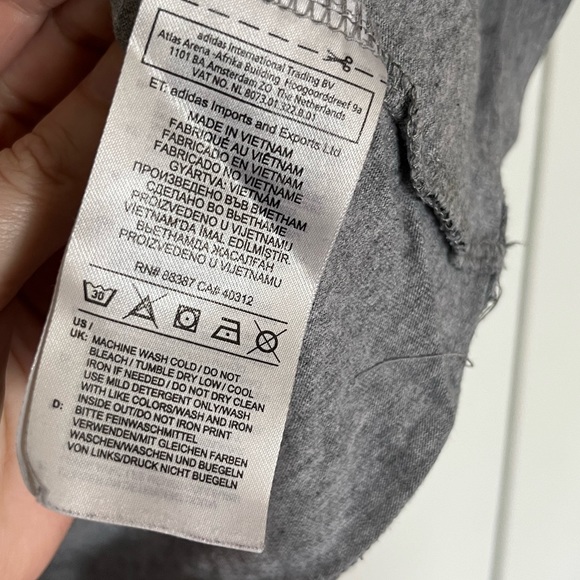 Adidas logo T-shirt size medium - Picture 5 of 7